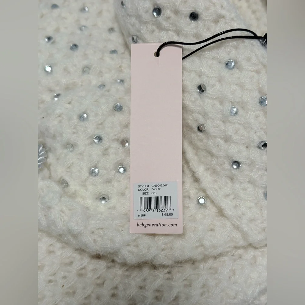 BCBGeneration white beanie and scarf gift set